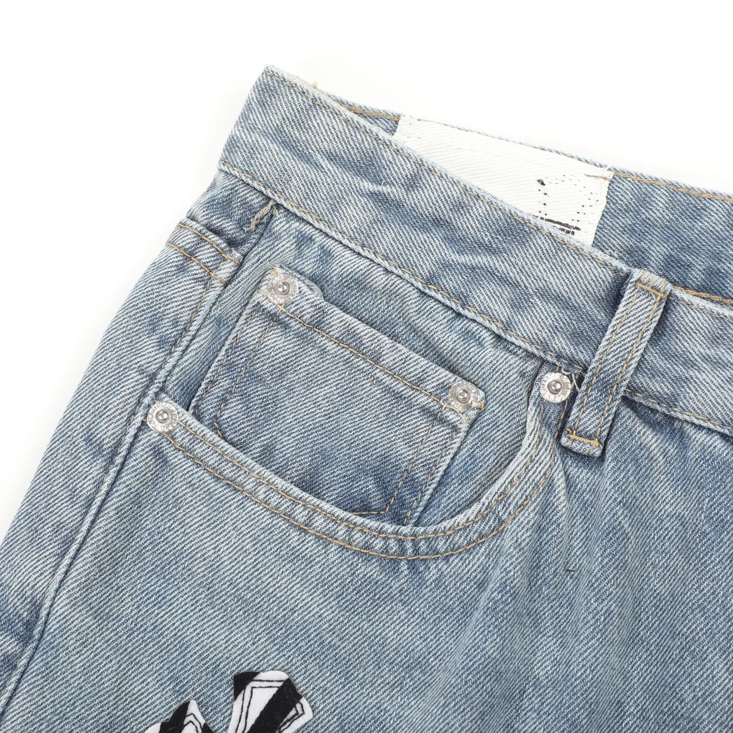 P280 CH Chromehearts zebra black and white cross patch patchwork jeans, priced at 34W level, patchwork cross pattern embellishment, washed jeans! ! An absolutely high-end luxury product, a 1.9W-level god-level single product, a super popular product, made by top heavy industry, a magic weapon that cannot be missed! [About Zangyin] This is an extremely luxurious fashion brand that can also be called the aristocracy of the high street. It has always been an exclusive brand for some hipsters or rich second generations. Compared with ordinary high streets, it is more luxurious and noble. Compared with luxury brands, it is more fashionable and individual. It has always been a brand that I have a special liking for. [Top heavy industry fashion design] Consistently high-street luxury style. Speaking of this style, the Zangyin family and GU family are definitely the leading representative brands. Especially the Zangyin family has really achieved a state-of-the-art effect in creating high-street style. The unique washed material is used to create this style. The color system is already quite eye-catching. After it is decorated with patchwork cross flowers, it cleverly highlights the charm of the brand. Secondly, this style uses classic The high-waist cutting design highlights the long legs and fashionable temperament of the upper body. The brand is highly recognizable and the slim fit configuration is more suitable for daily wear. It is a product that interprets personality, fashion, and specifications at a glance. This single product is enough to make any fan excited. It can be a white T-shirt for a youthful college style, or a tight suspender for a royal style. It has strong matching ability and can be easily controlled by men.  [Materials and craftsmanship] Needless to say, this point goes without saying. As an excellent craftsman brand, Zangyin’s requirements for details and craftsmanship are really perfect. The washed color of this model has gone through so many processes, not to mention the embellishment of denim appliques. It is also purely hand-made and sewn. Just like what they believe in, only hand-made things have soul and have the meaning of wear. A top-notch heavy-duty fashionable denim item, I look forward to your perfect interpretation! !  Color: blue Size: 28-36